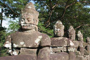 Angkor Thom - Steinfiguren am Südeingang