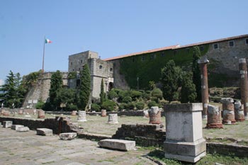 Ruine des römischen Forums vor der Kulisse der Burg