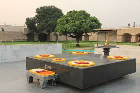 Raj Ghat mit der Grabstätte von Mahatma Gandhi.
