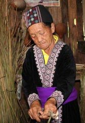Bergdorf Hmong-Frau beim Weben