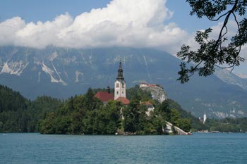 Marieninsel mit Wallfahrtskirche im Bleder See