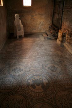 Basilica di Sant'Eufemia: Fußbodenmosaik im Empfangsraum des Bischoffs