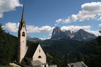 Sankt Johann vor der Dolomiten-Kulisse
