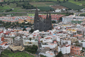 Blick vom Montaña de Arucas auf den Ort