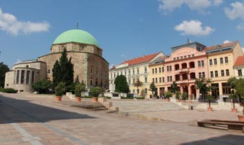 Pecz - Marktplatz mit Gazi-Kasim-Pascha-Moschee
